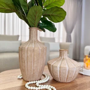 Jarrones Decorativos Rústicos en Marmolina Beige/Dorado – 2 Tamaños