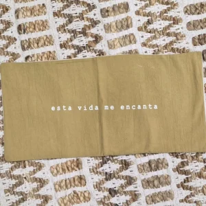 Funda 50×25 mostaza estampada