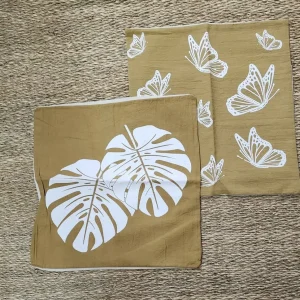 Funda 50×50 mostaza estampada
